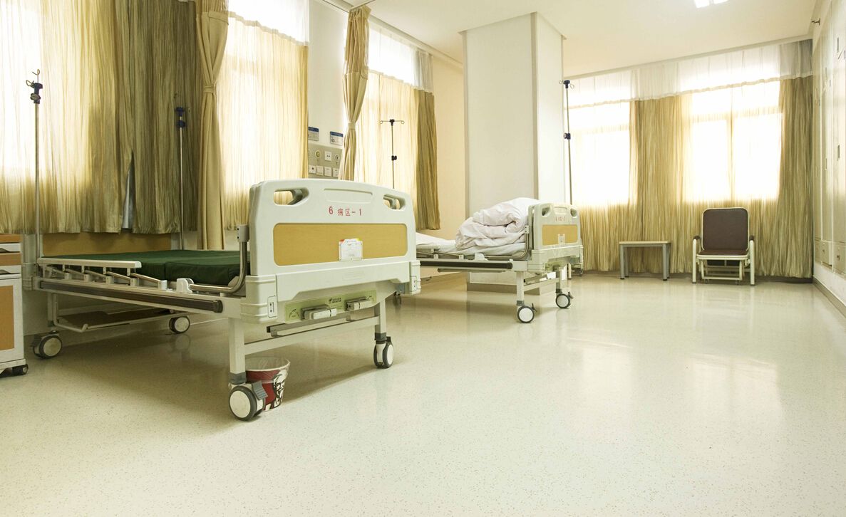 武汉PVC塑胶地板如何成为医疗领域专属地板(图1)